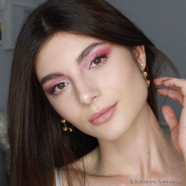 Para dar um toque mais glamouroso para a maquiagem rosa, aposte no olho esfumado em degradê de tons rosados (Foto: Instagram @erinsengul)